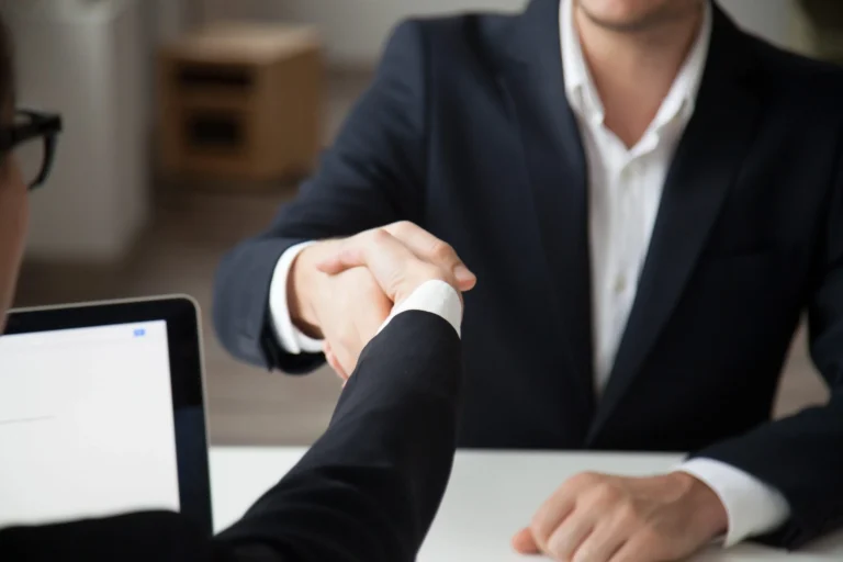 İş Görüşmesi Yapan Aday ve İnsan Kaynakları Uzmanı