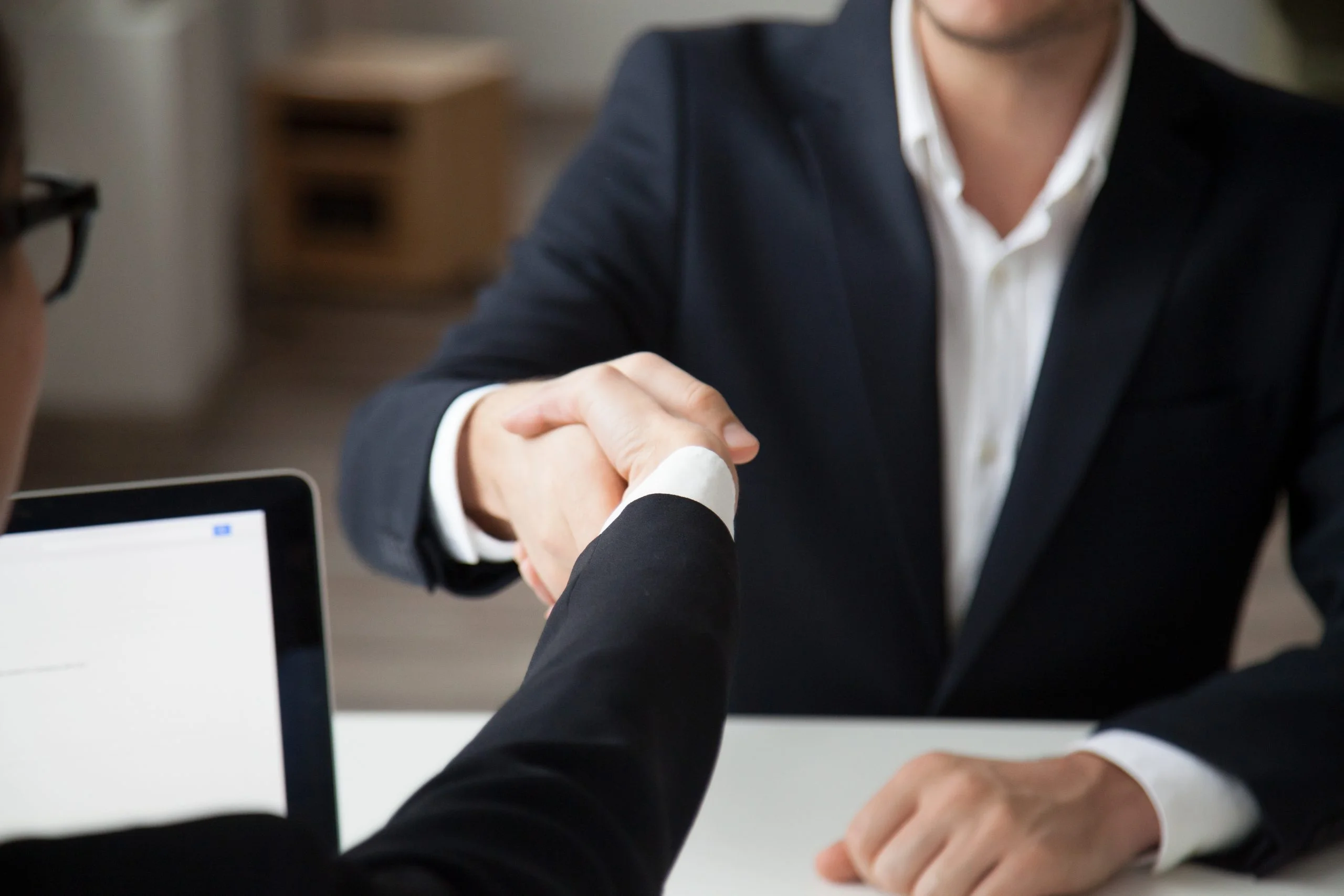 İş Görüşmesi Yapan Aday ve İnsan Kaynakları Uzmanı