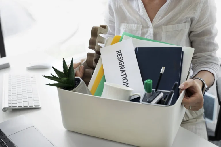 İstifa Dilekçesi Hazırlayan Bir Profesyonel